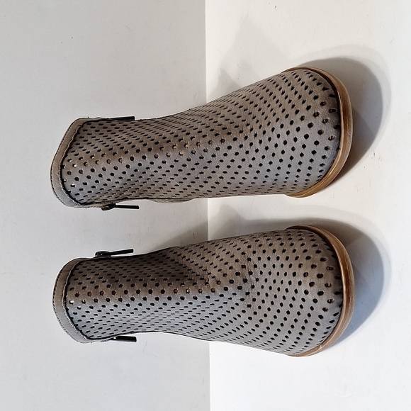 Lucky Brand Gray Gorpcore Preppy Almond Toe Perforated Basel Ankle Booties Sz 10 - Picture 7 of 11